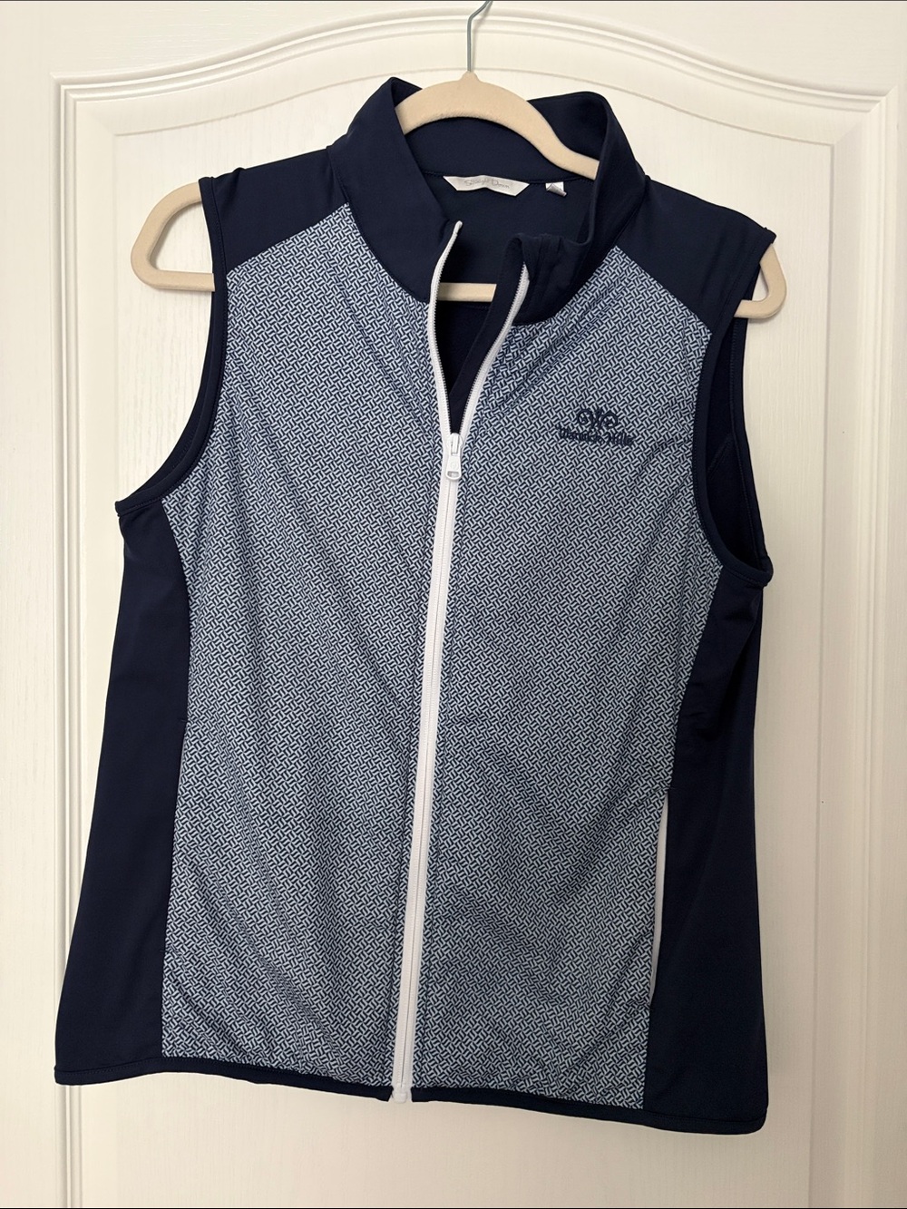 Sporty Navy & White Sleeveless Zip Vest